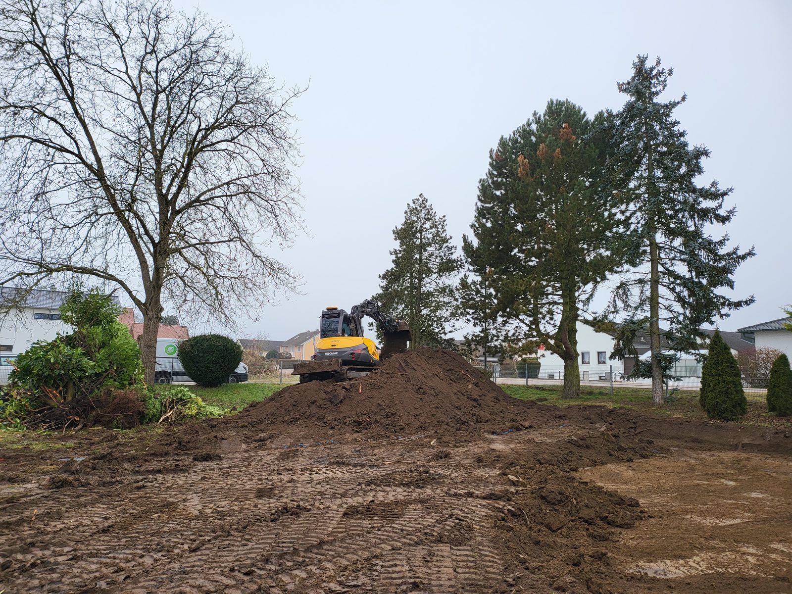 Erdarbeiten in Ingolstadt – Bagger beim Mutterbodenabtrag auf einem Grundstück