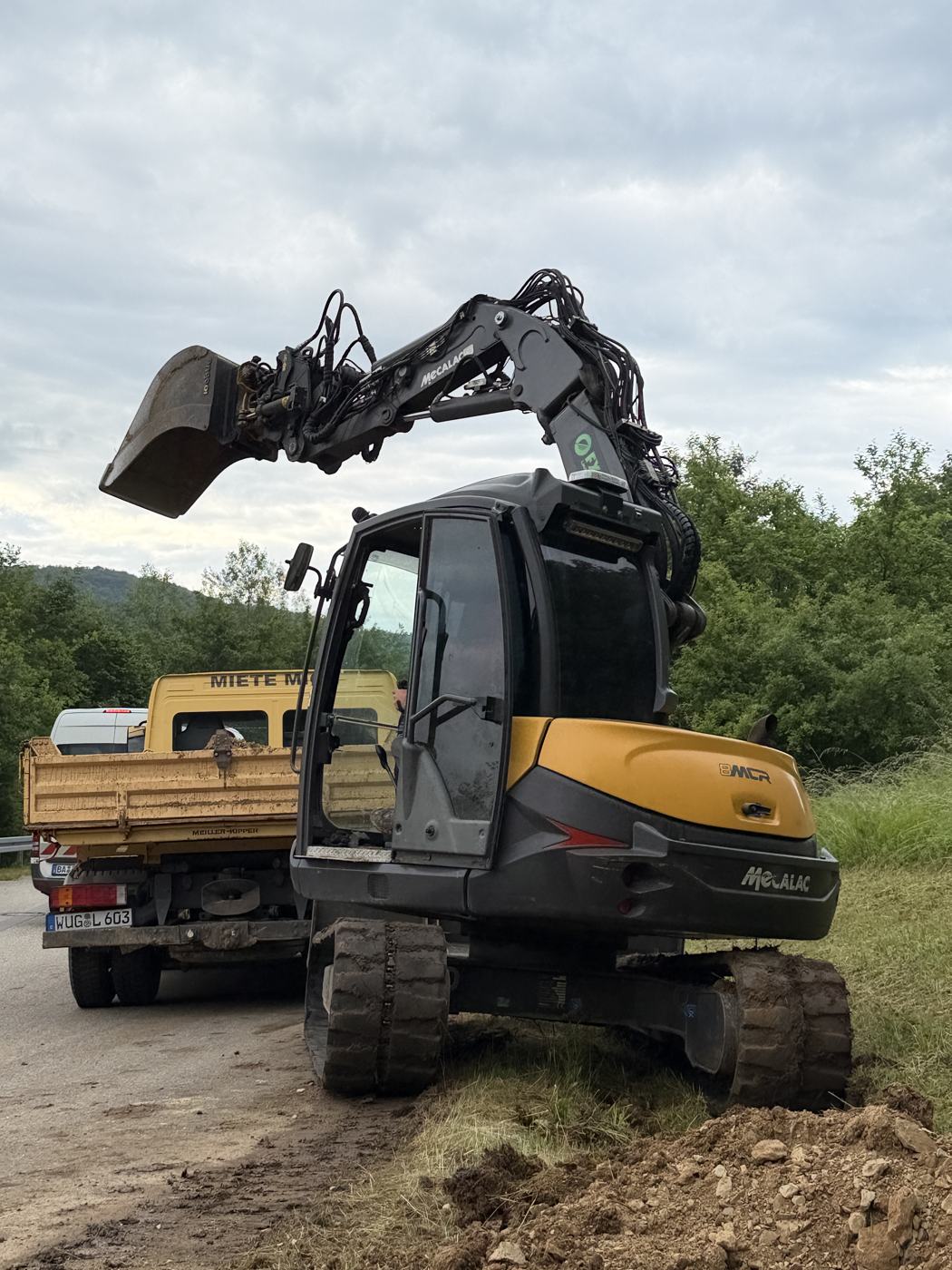Mobilbagger mit Kipper-Anhänger auf der Baustelle