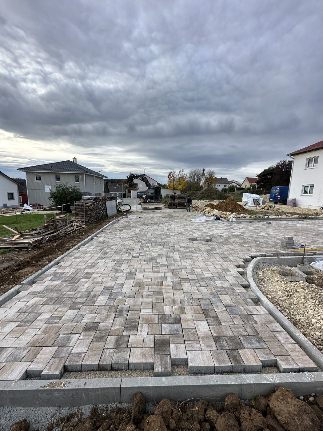 Große neu gepflasterte Fläche im Wohngebiet