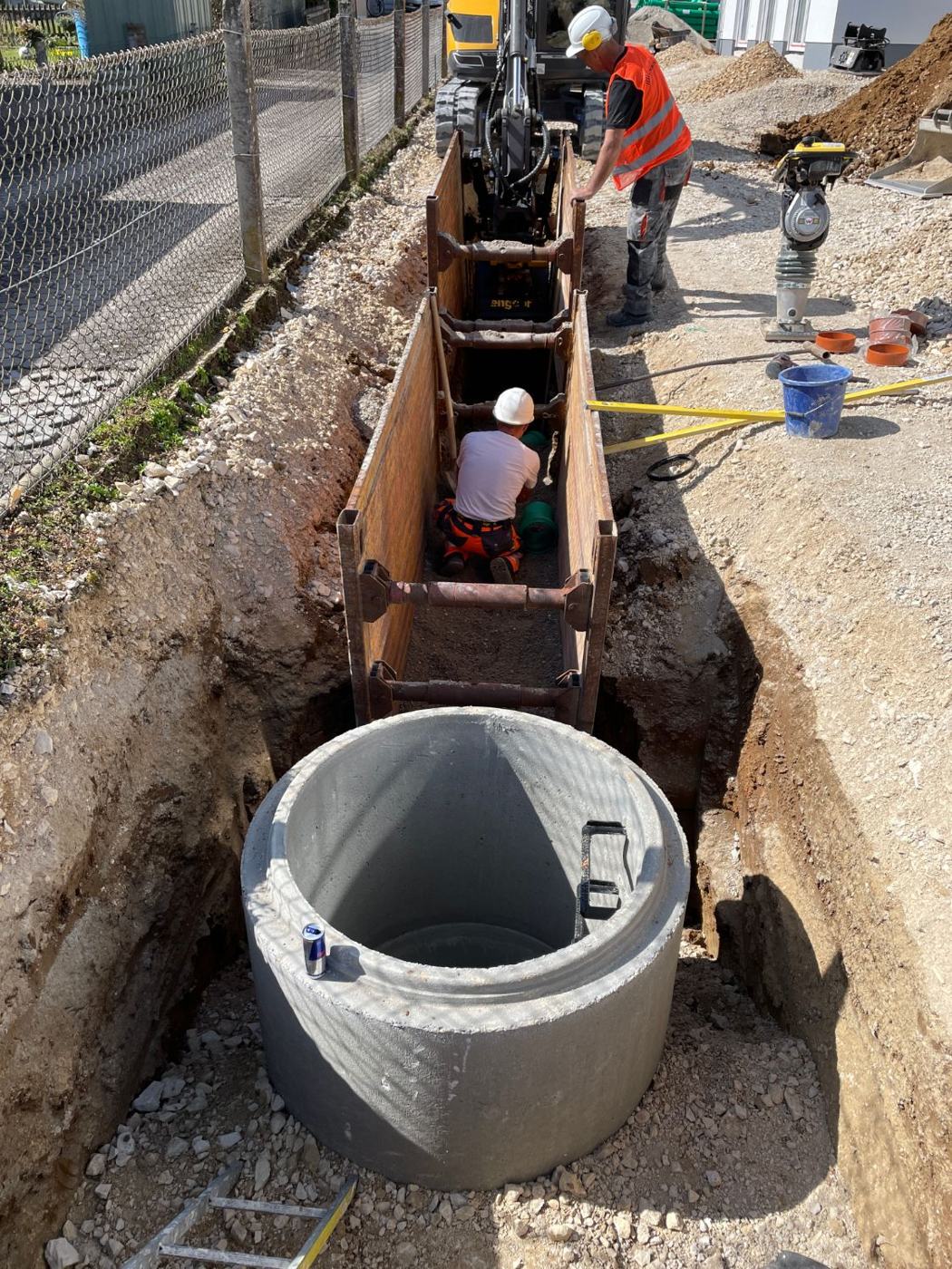 Kanalbau – Grabenverbau mit Betonschachtring und Rohrverlegung