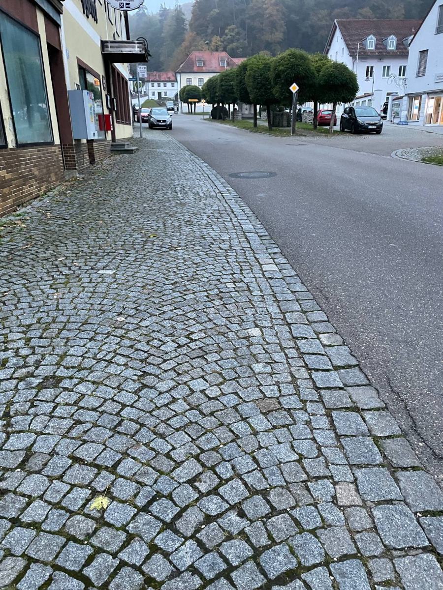 Pflasterarbeiten – Naturstein-Granitpflaster entlang einer Straße