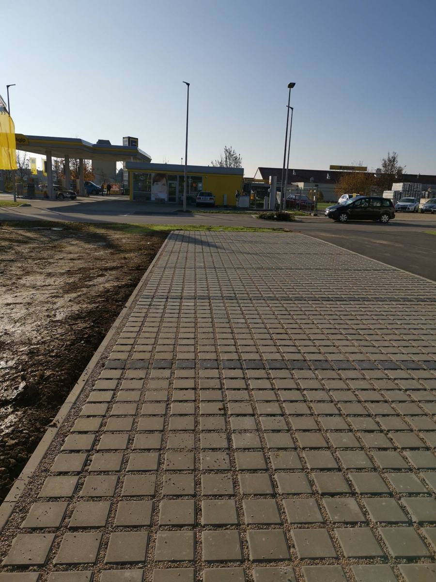 Ökopflaster mit Rasenfuge auf einer Parkfläche