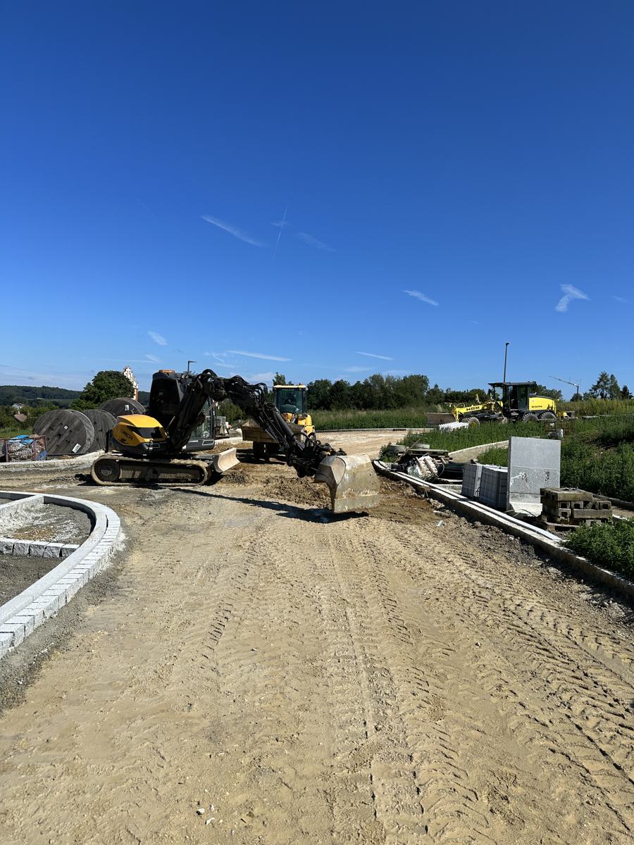 Straßenbau – Neubau einer Straße mit Unterbau, Randsteinen und Baumaschinen