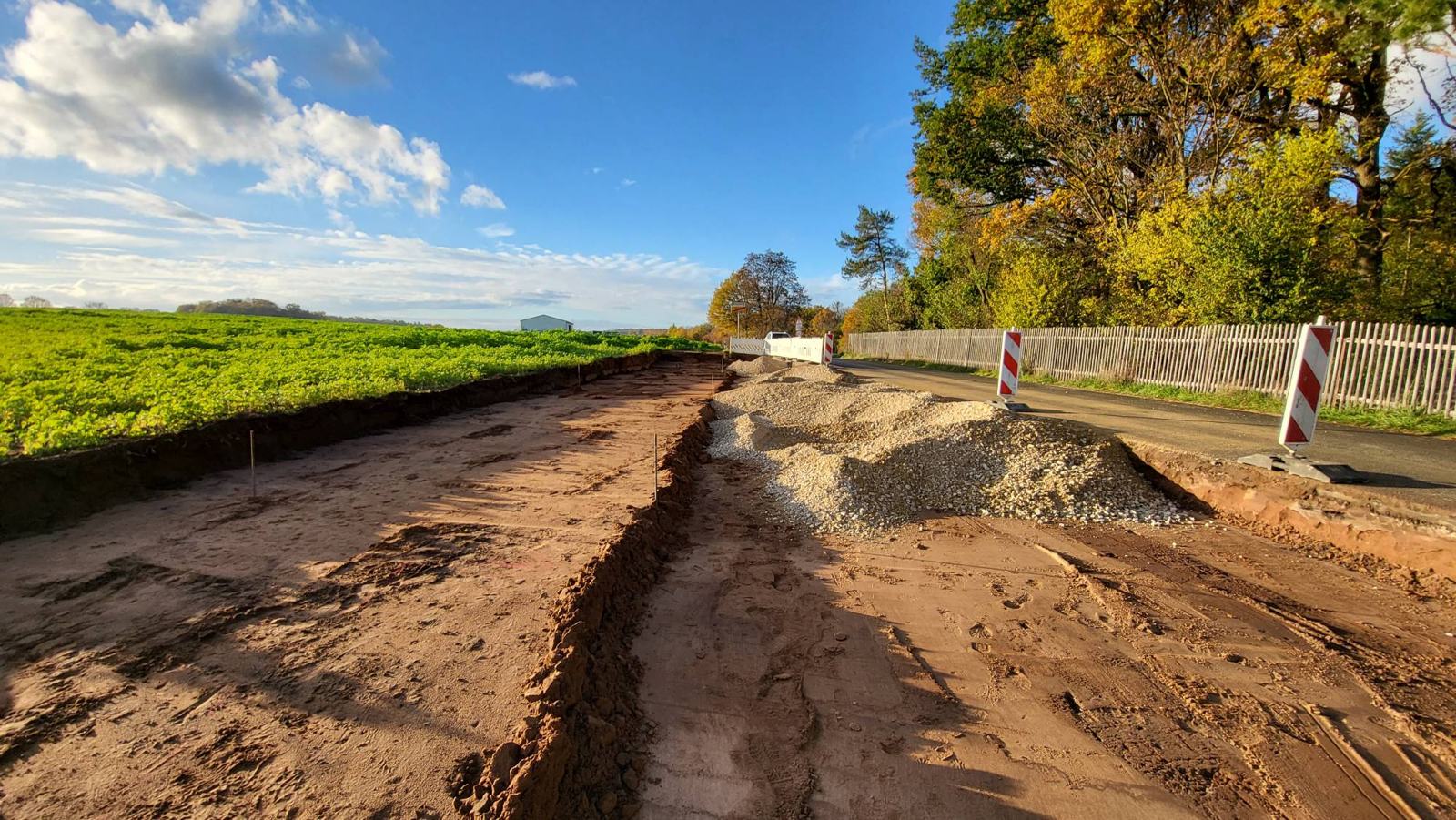 Tiefbau – Straßen- und Wegebau mit Aushub, Tragschicht und Absteckung
