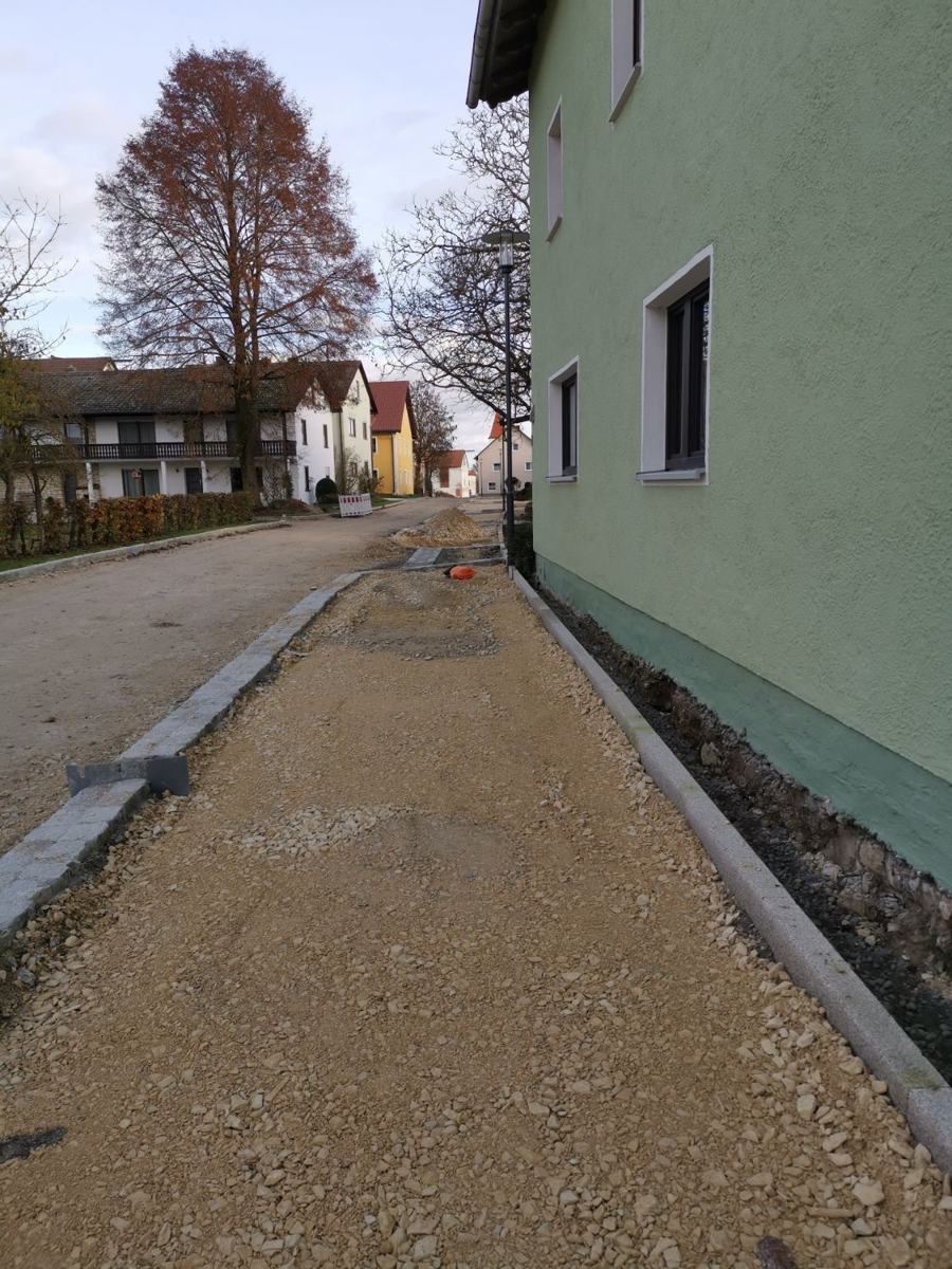 Wegebau mit Schottertragschicht und Randsteinen